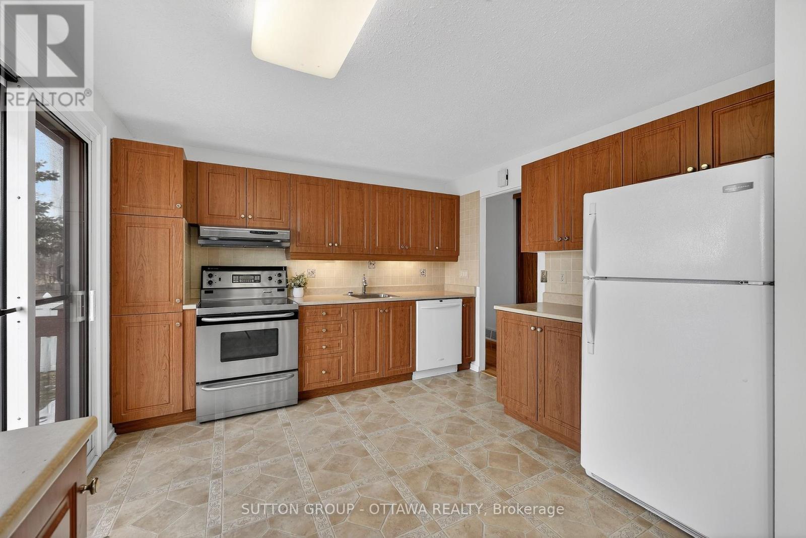 1595 Schouten Drive, Ottawa, Ontario  K1E 2H9 - Photo 13 - X12962696