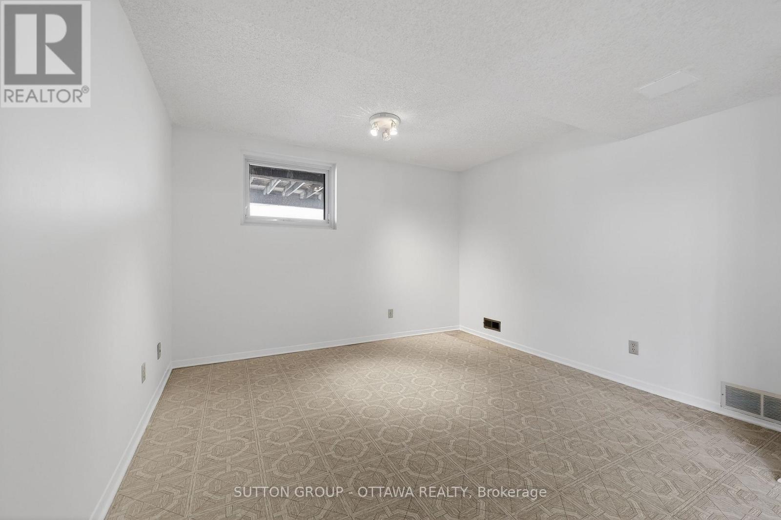 1595 Schouten Drive, Ottawa, Ontario  K1E 2H9 - Photo 35 - X12962696