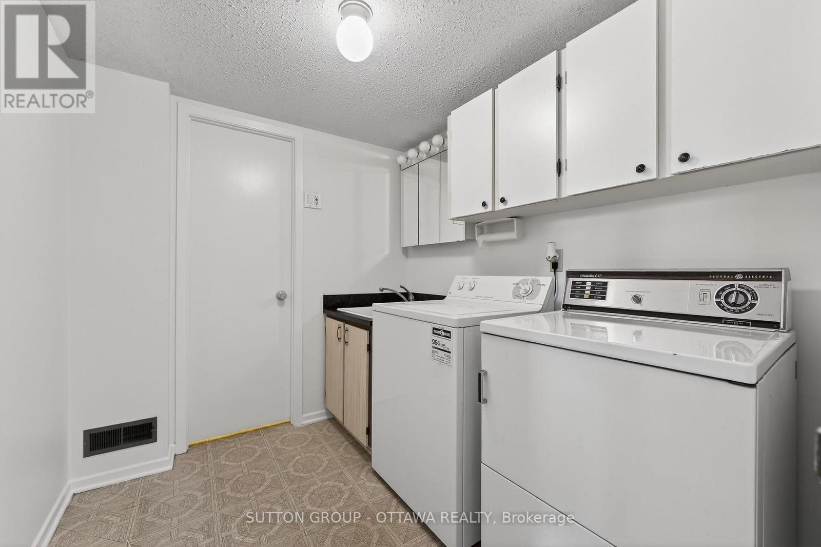 1595 Schouten Drive, Ottawa, Ontario  K1E 2H9 - Photo 37 - X12962696