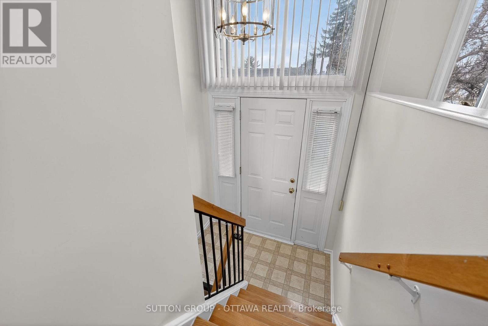 1595 Schouten Drive, Ottawa, Ontario  K1E 2H9 - Photo 6 - X12962696