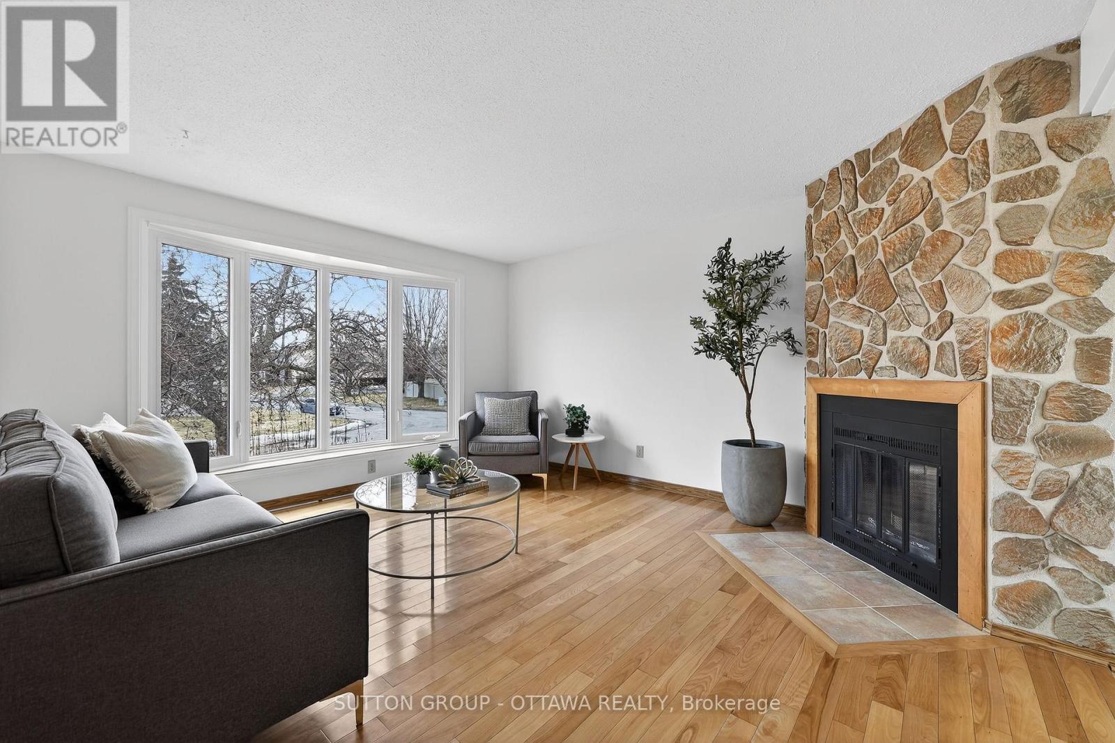 1595 Schouten Drive, Ottawa, Ontario  K1E 2H9 - Photo 7 - X12962696