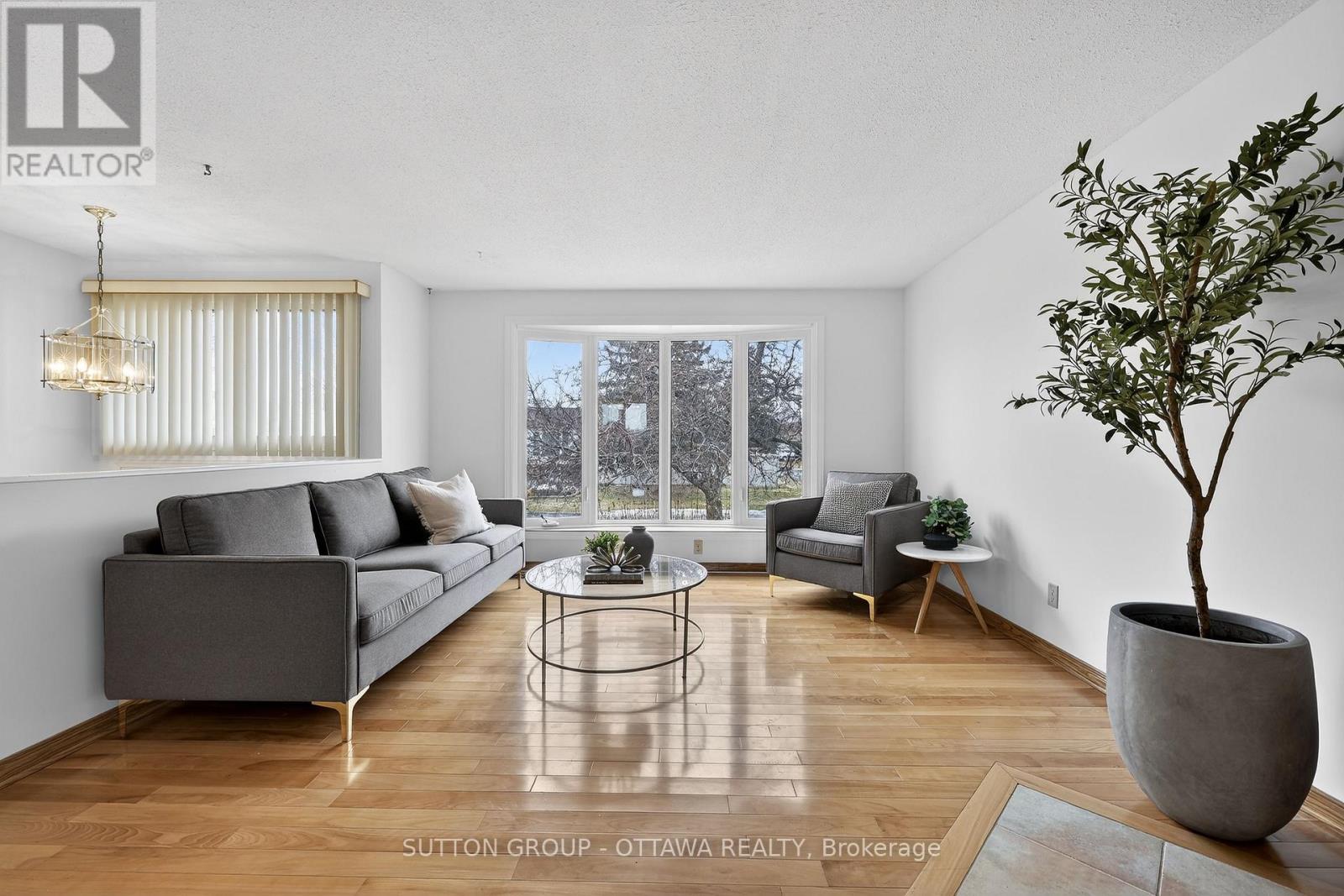 1595 Schouten Drive, Ottawa, Ontario  K1E 2H9 - Photo 8 - X12962696