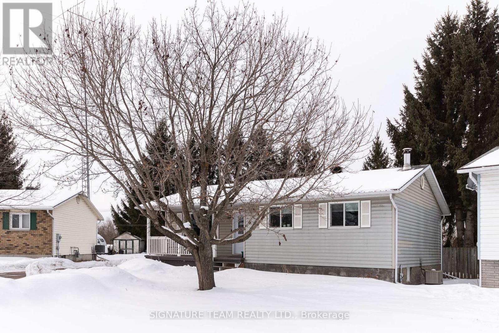 122 Springfield Crescent, Pembroke, Ontario  K8A 8J3 - Photo 2 - X12962700