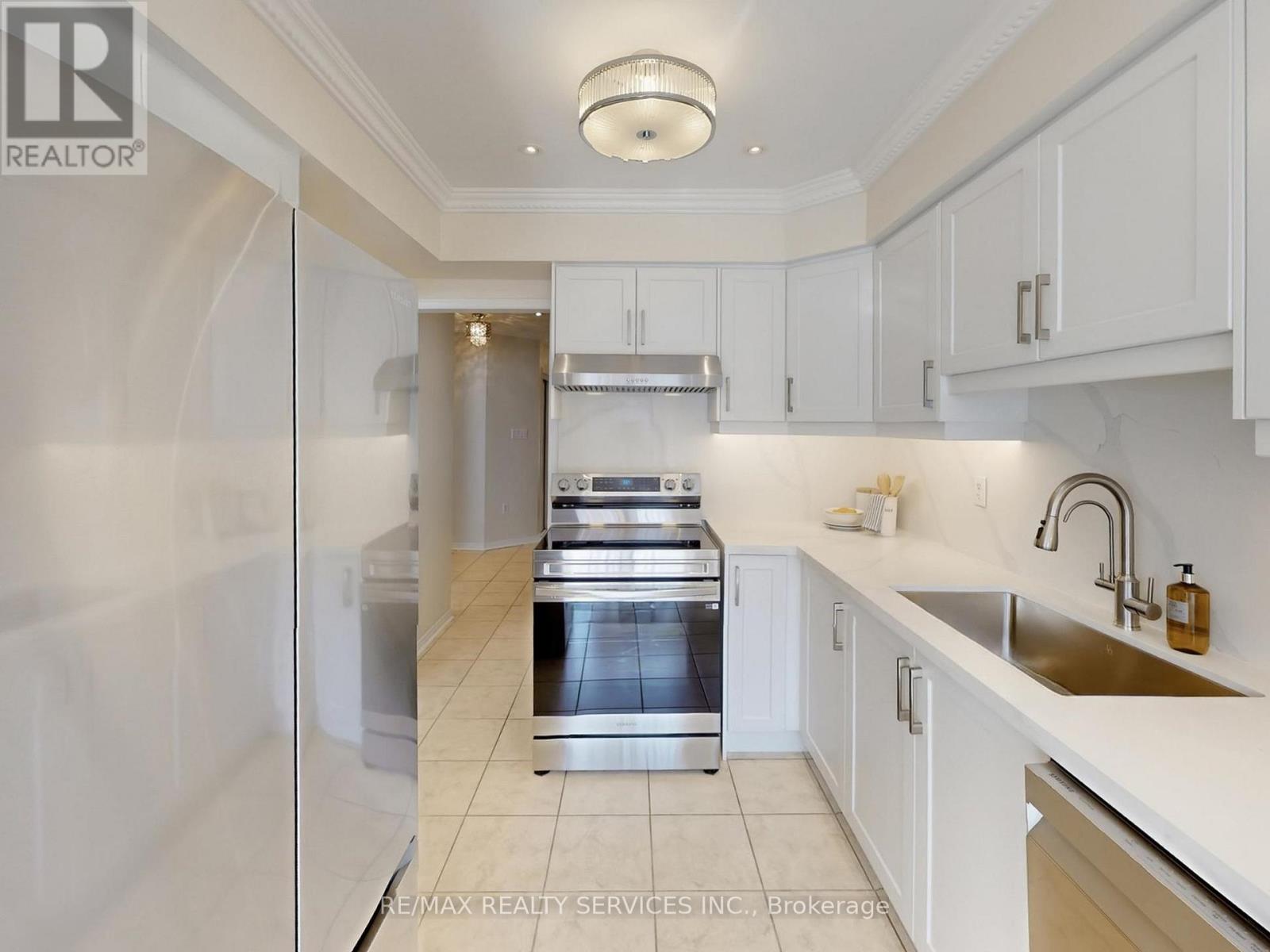 6169 Rowers Crescent, Mississauga, Ontario  L5V 3A1 - Photo 13 - W12962618