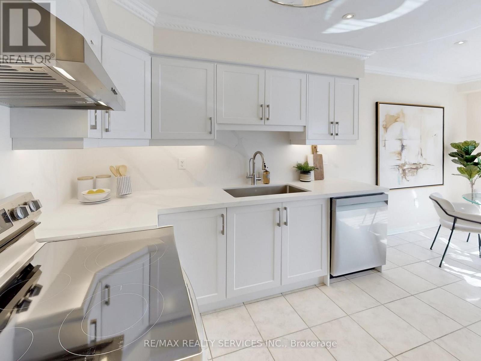 6169 Rowers Crescent, Mississauga, Ontario  L5V 3A1 - Photo 14 - W12962618