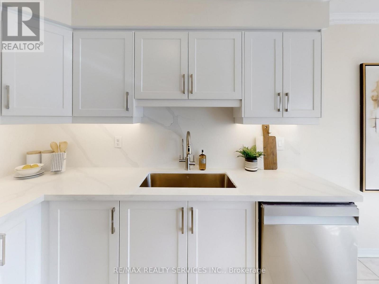 6169 Rowers Crescent, Mississauga, Ontario  L5V 3A1 - Photo 16 - W12962618