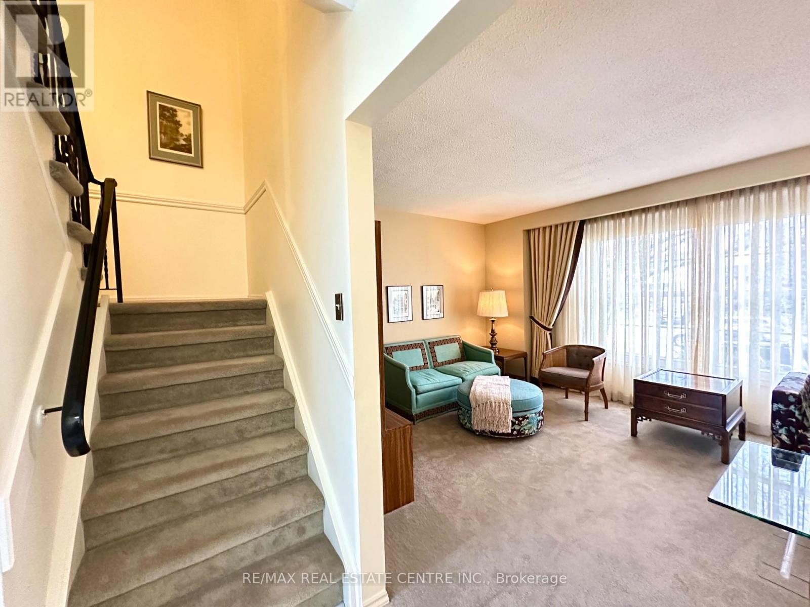 486 Galedowns Court, Mississauga, Ontario  L5A 3H9 - Photo 12 - W12962640