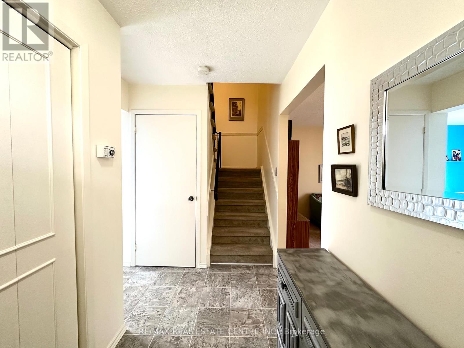 486 Galedowns Court, Mississauga, Ontario  L5A 3H9 - Photo 8 - W12962640