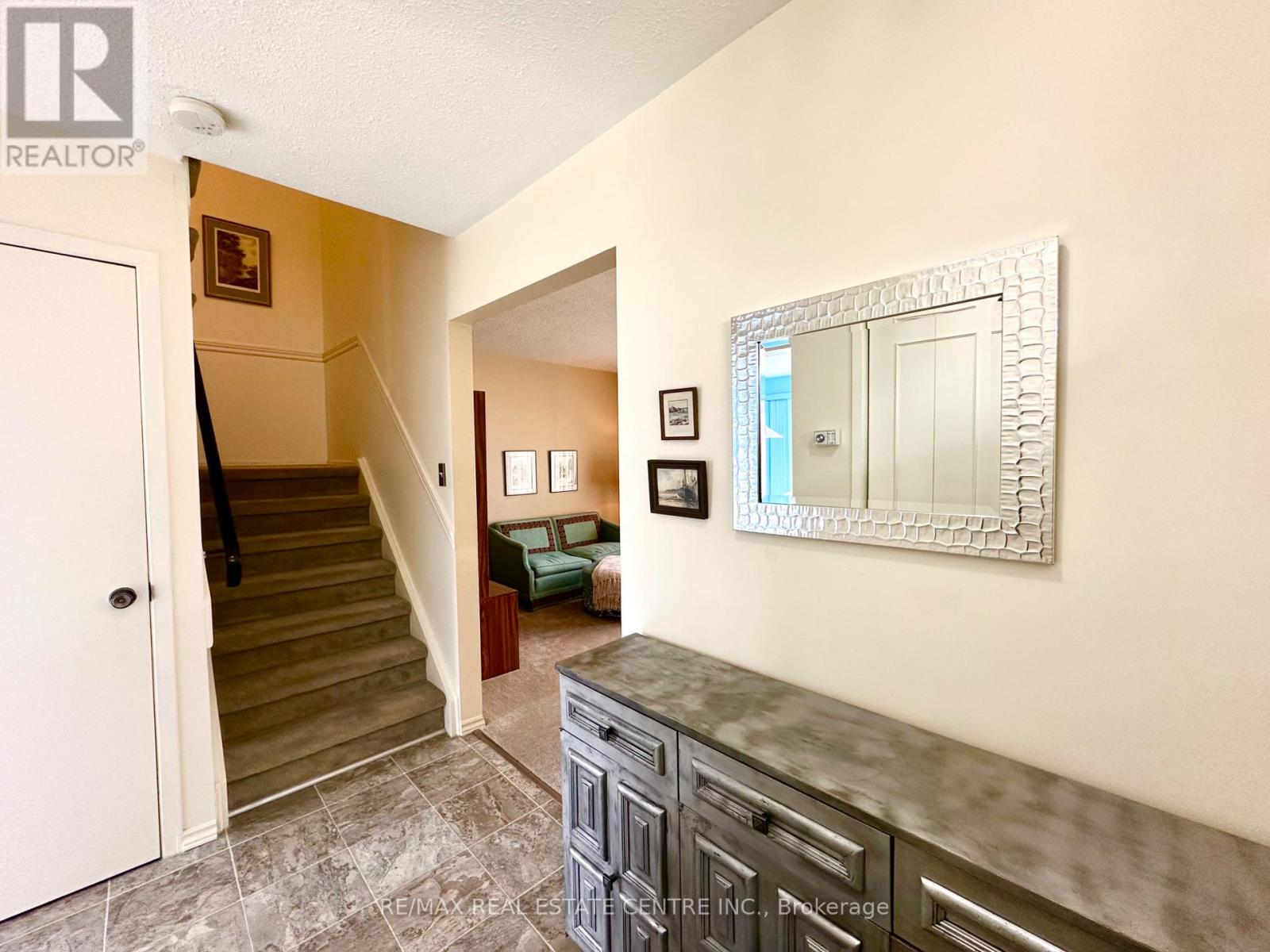 486 Galedowns Court, Mississauga, Ontario  L5A 3H9 - Photo 9 - W12962640