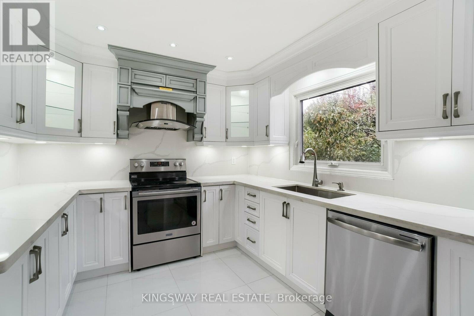 1136 Springwater Crescent, Mississauga (East Credit), Ontario  L5V 1G3 - Photo 11 - W12962658