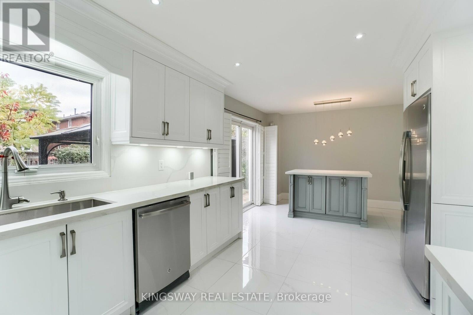 1136 Springwater Crescent, Mississauga (East Credit), Ontario  L5V 1G3 - Photo 13 - W12962658