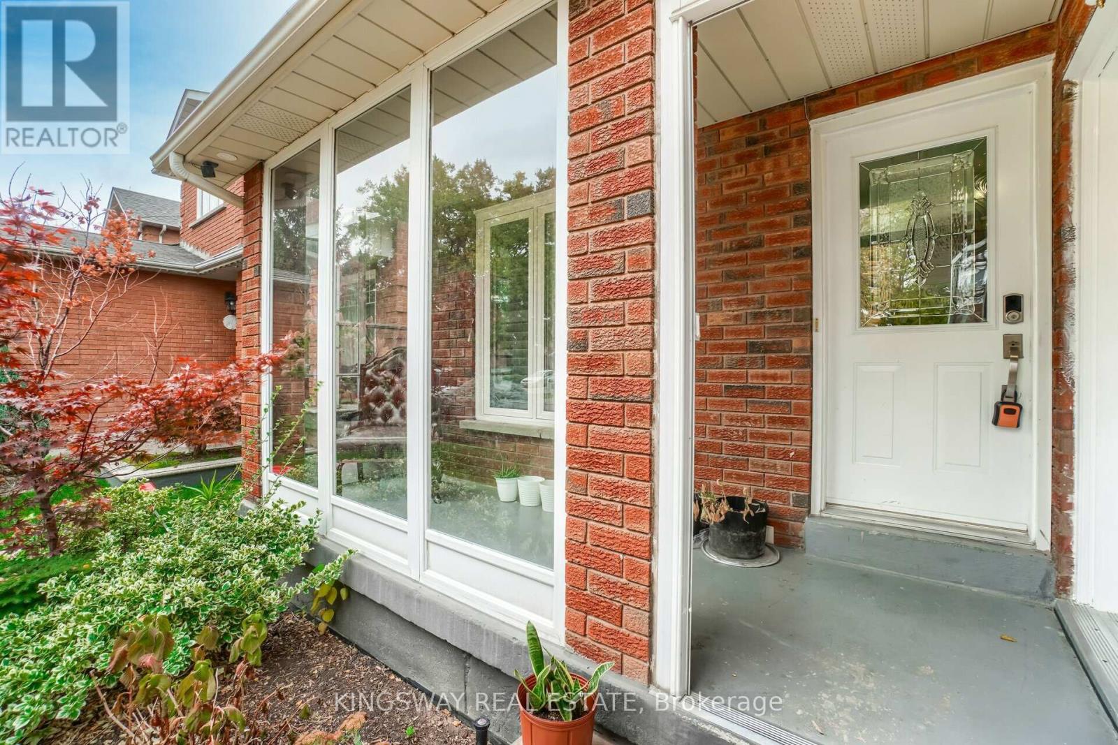 1136 Springwater Crescent, Mississauga (East Credit), Ontario  L5V 1G3 - Photo 4 - W12962658