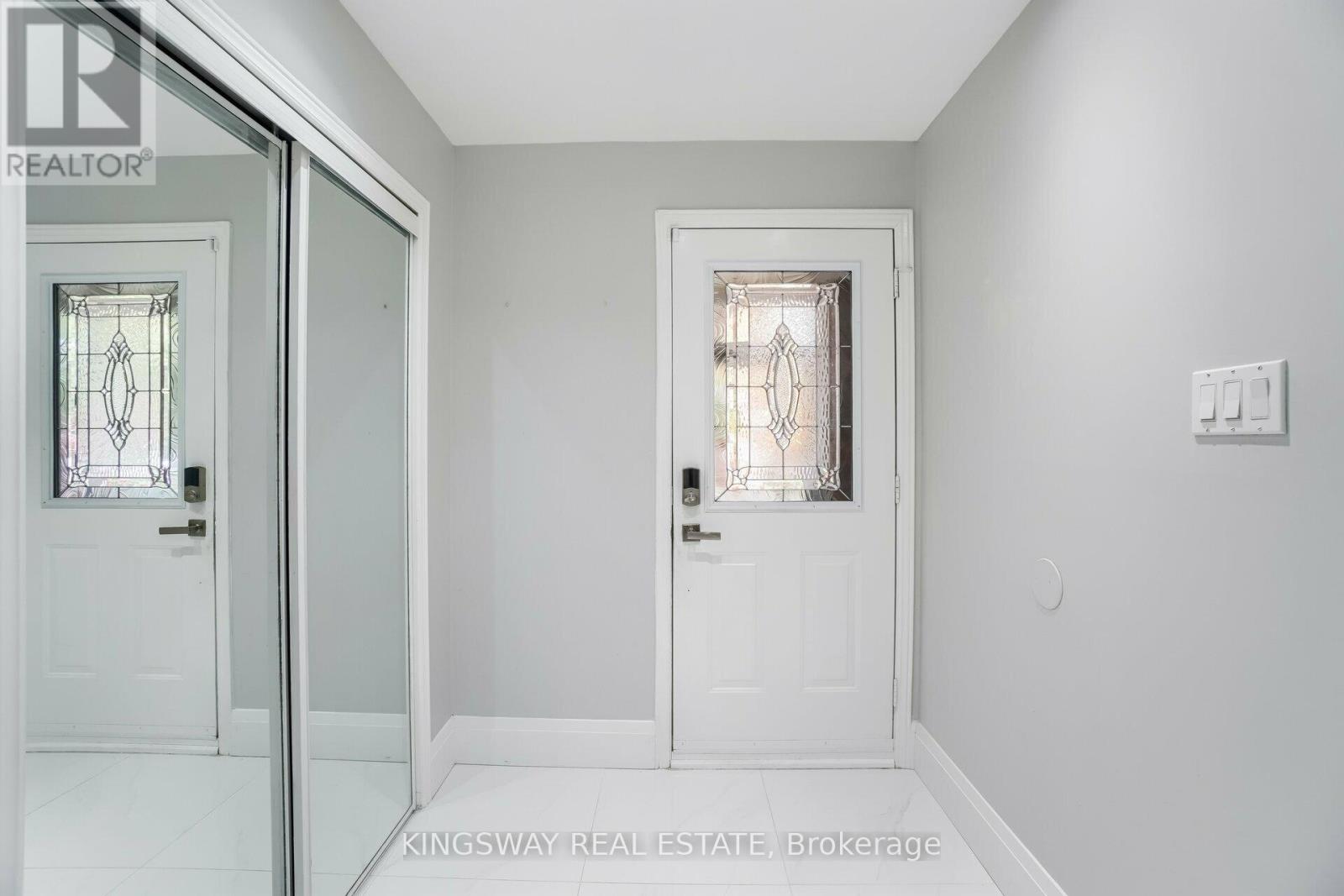 1136 Springwater Crescent, Mississauga (East Credit), Ontario  L5V 1G3 - Photo 5 - W12962658