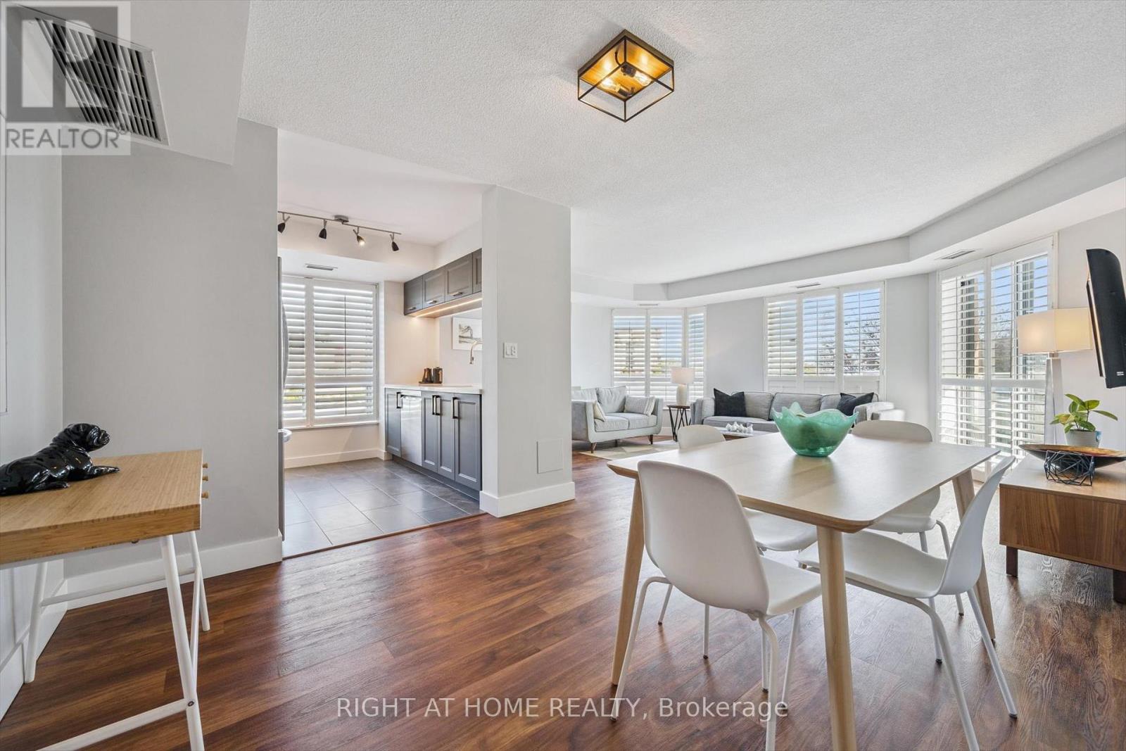 304 - 190 Manitoba Street, Toronto (Mimico), Ontario  M8Y 3Y8 - Photo 3 - W12962684