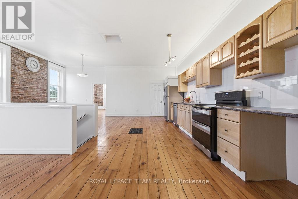 4 Elgin Street, Arnprior, Ontario  K7S 1N3 - Photo 4 - X12962816