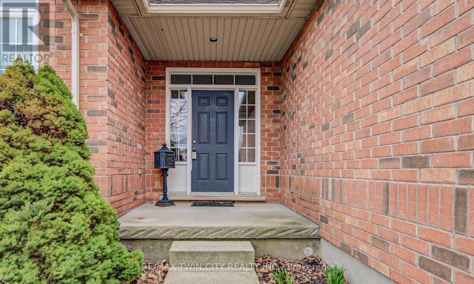 11 Carolinian Lane, Cambridge, Ontario  N1S 5B5 - Photo 3 - X12865058