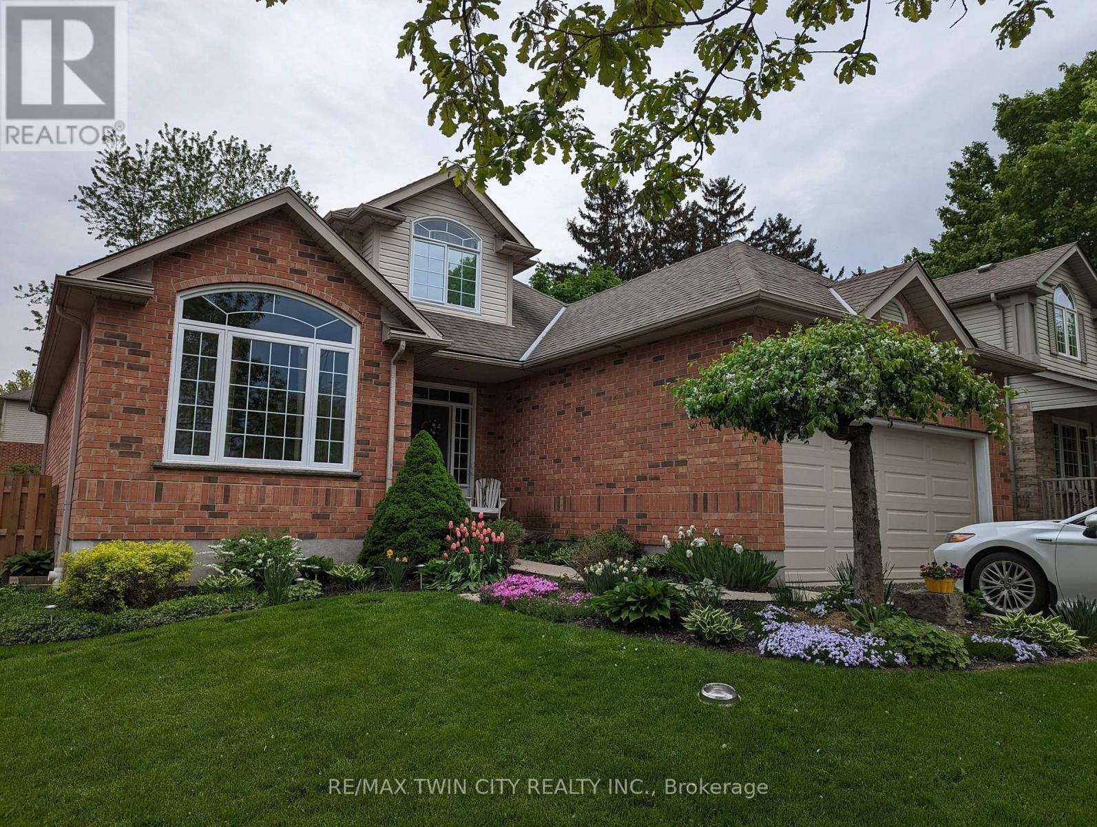 11 Carolinian Lane, Cambridge, Ontario  N1S 5B5 - Photo 5 - X12865058