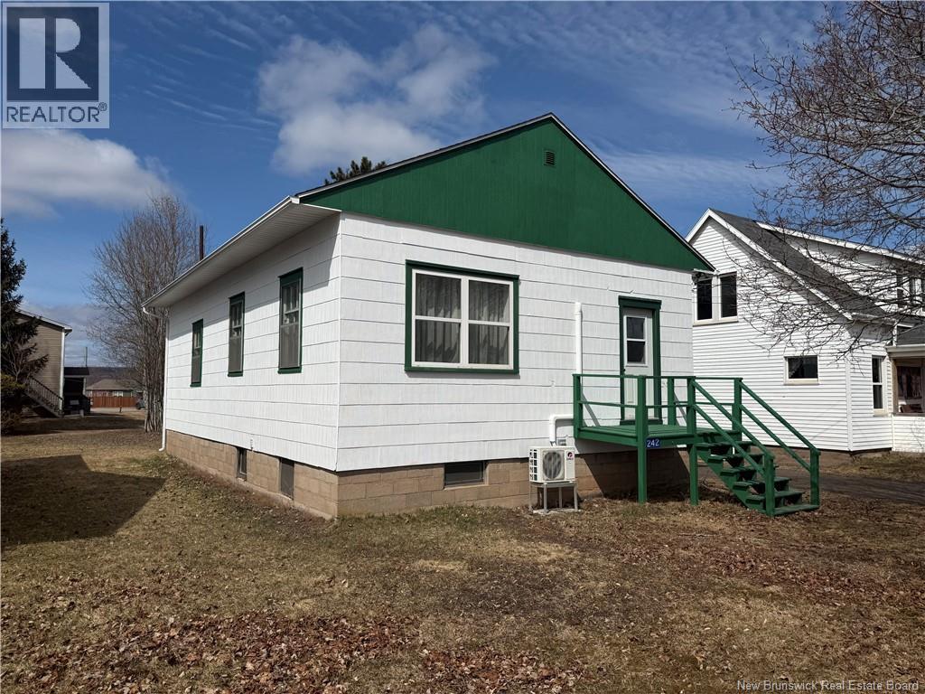 242 Maple Avenue, Sussex, New Brunswick  E4E 2N2 - Photo 3 - NB136411