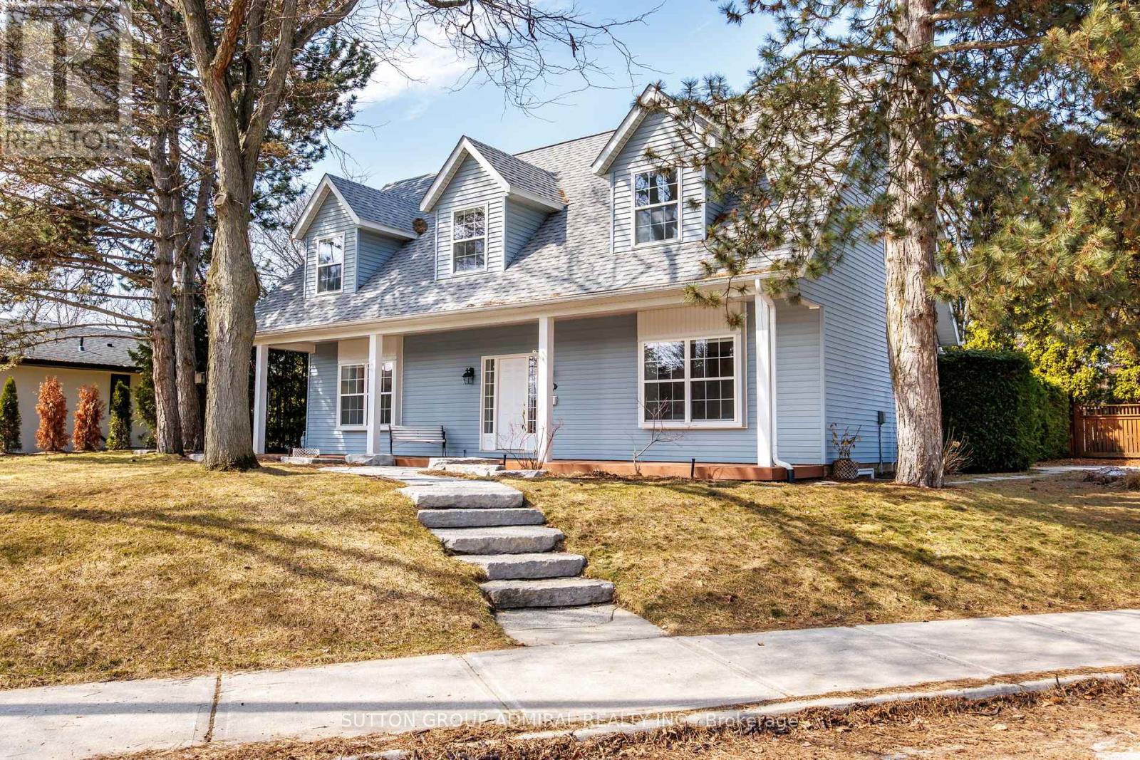 54 Starlight Crescent, Richmond Hill, Ontario  L4C 4X5 - Photo 3 - N12962792