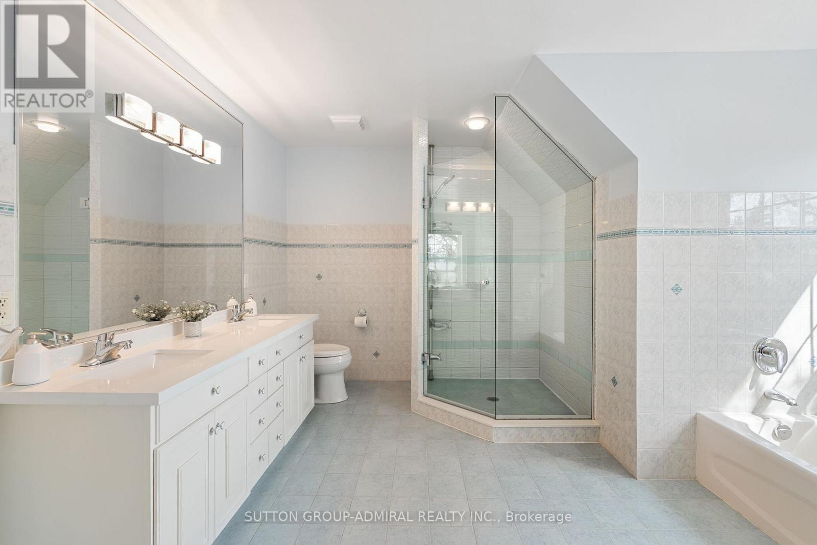 54 Starlight Crescent, Richmond Hill, Ontario  L4C 4X5 - Photo 35 - N12962792