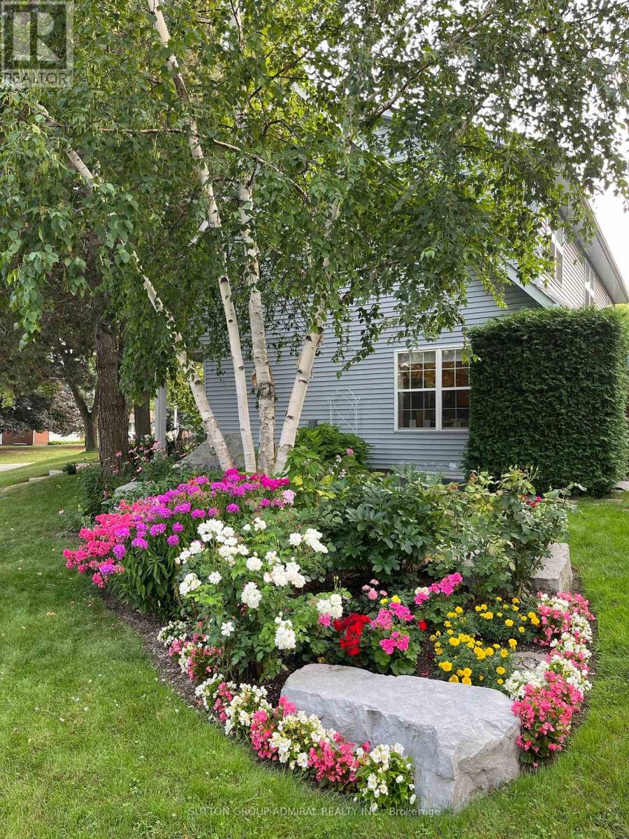 54 Starlight Crescent, Richmond Hill, Ontario  L4C 4X5 - Photo 5 - N12962792