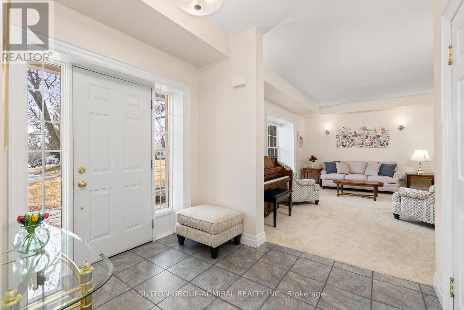 54 Starlight Crescent, Richmond Hill, Ontario  L4C 4X5 - Photo 8 - N12962792