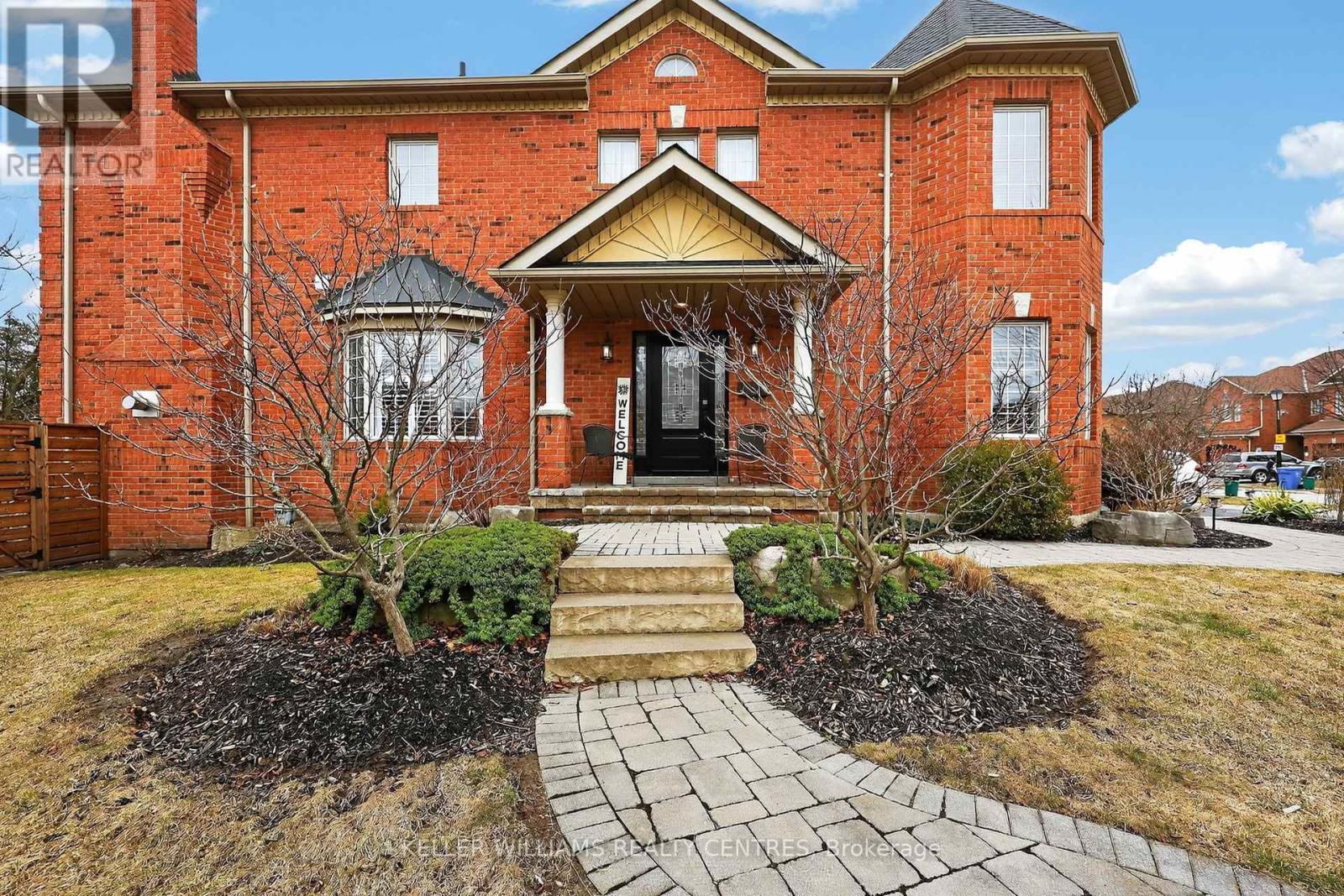 577 Osler Court, Newmarket (Summerhill Estates), Ontario  L3X 2P4 - Photo 4 - N12962824