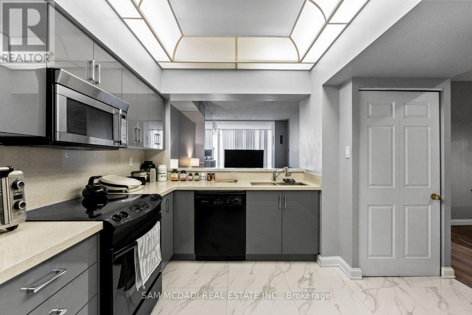 2205 - 24 Hanover Road, Brampton, Ontario  L6S 5K8 - Photo 5 - W12962724