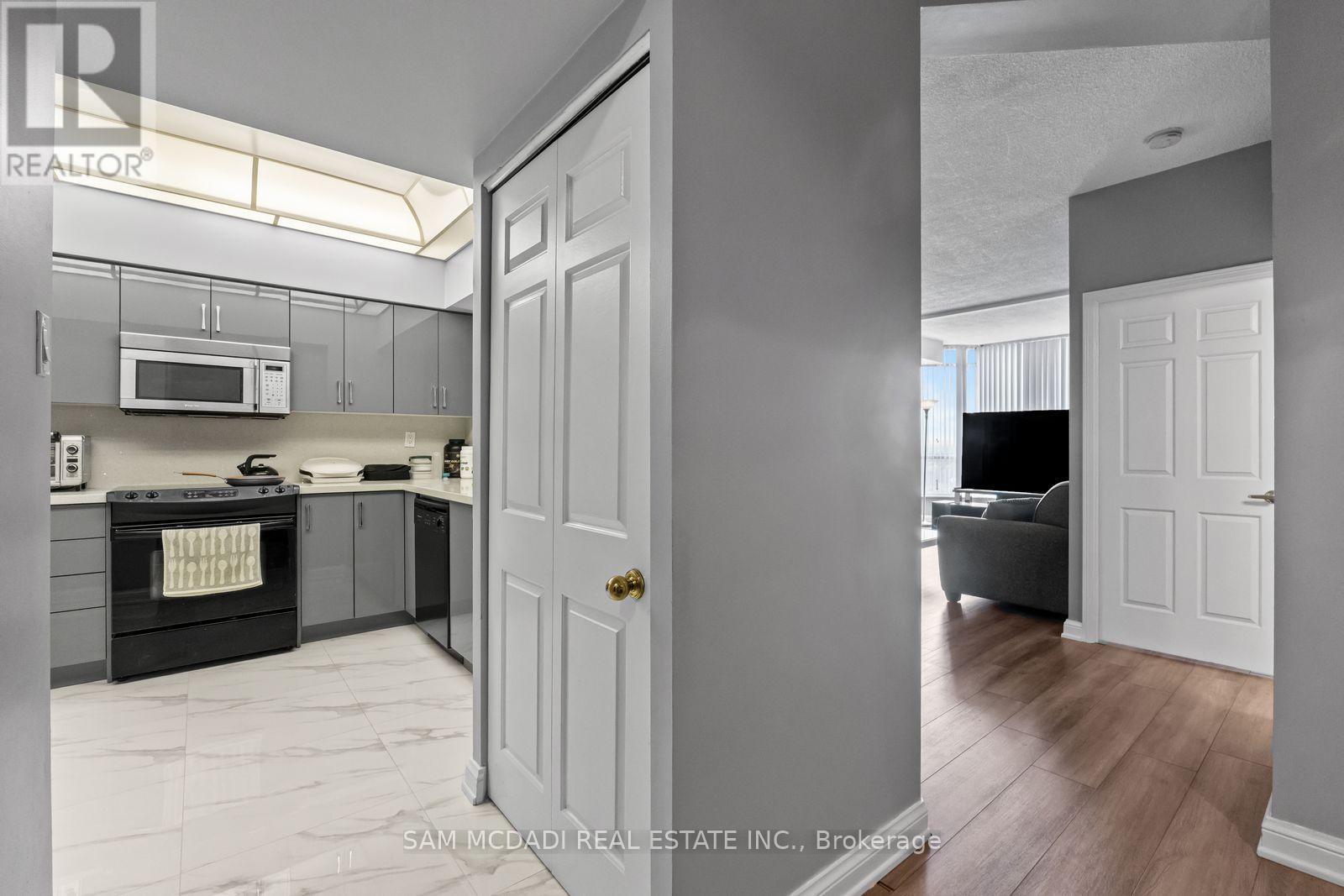 2205 - 24 Hanover Road, Brampton, Ontario  L6S 5K8 - Photo 6 - W12962724