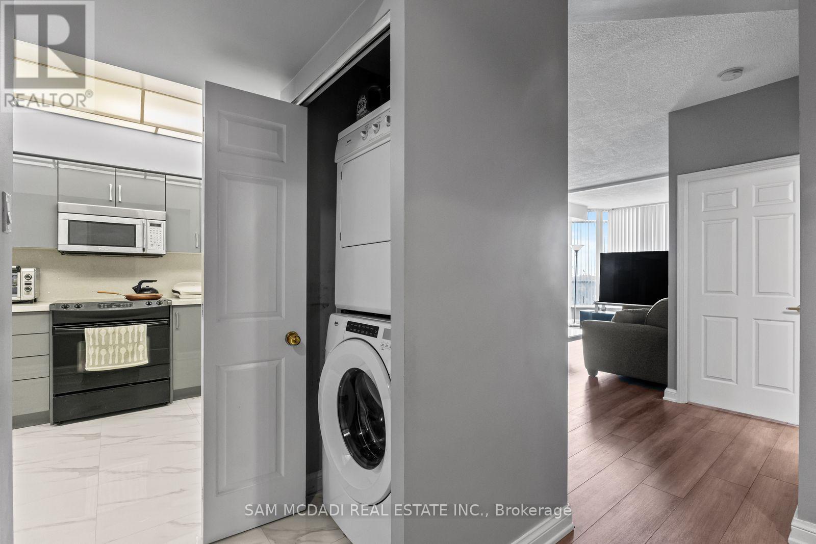 2205 - 24 Hanover Road, Brampton, Ontario  L6S 5K8 - Photo 7 - W12962724