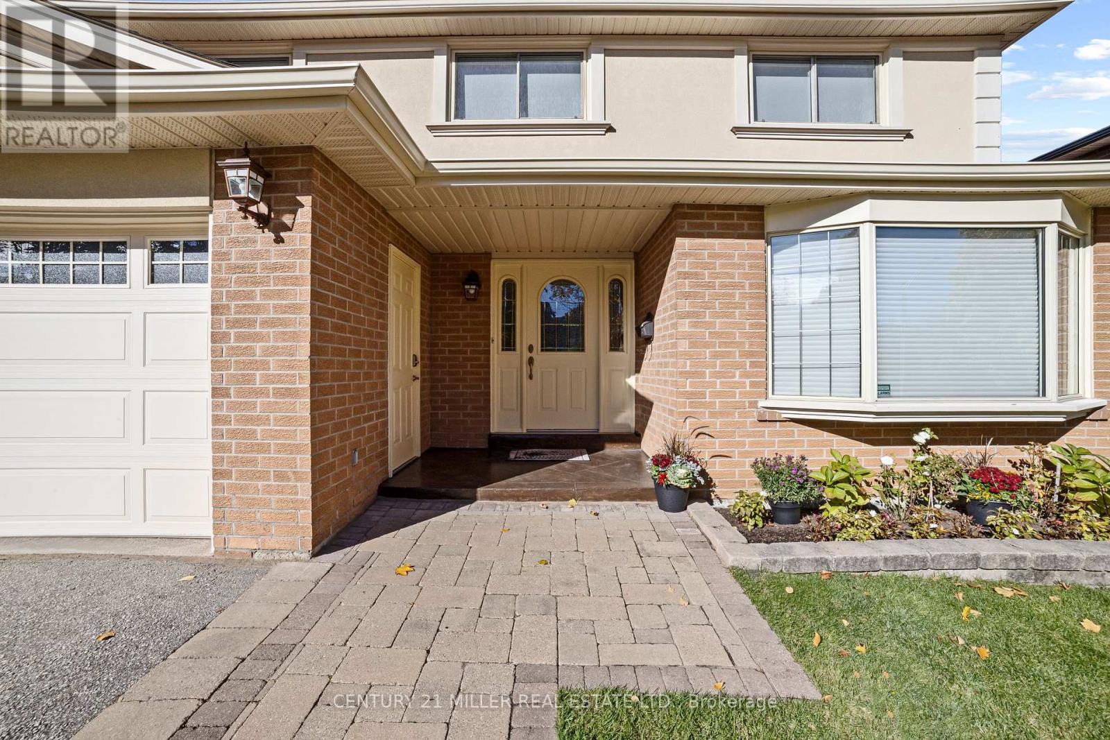 1745 Saltdene Terrace, Mississauga, Ontario  L4W 2E3 - Photo 2 - W12962840