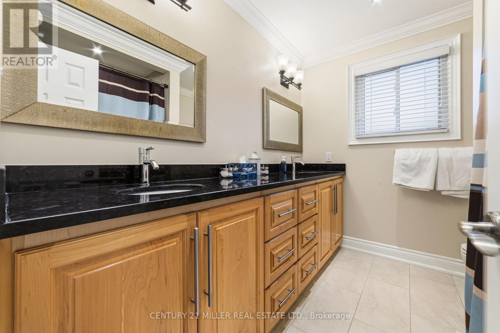 1745 Saltdene Terrace, Mississauga, Ontario  L4W 2E3 - Photo 32 - W12962840