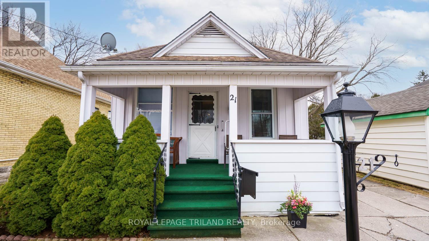 21 Oak Street, St. Thomas, Ontario  N5R 1R5 - Photo 2 - X12962874