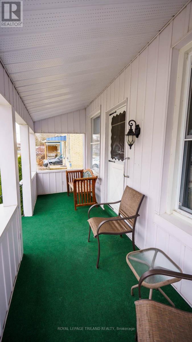 21 Oak Street, St. Thomas, Ontario  N5R 1R5 - Photo 3 - X12962874