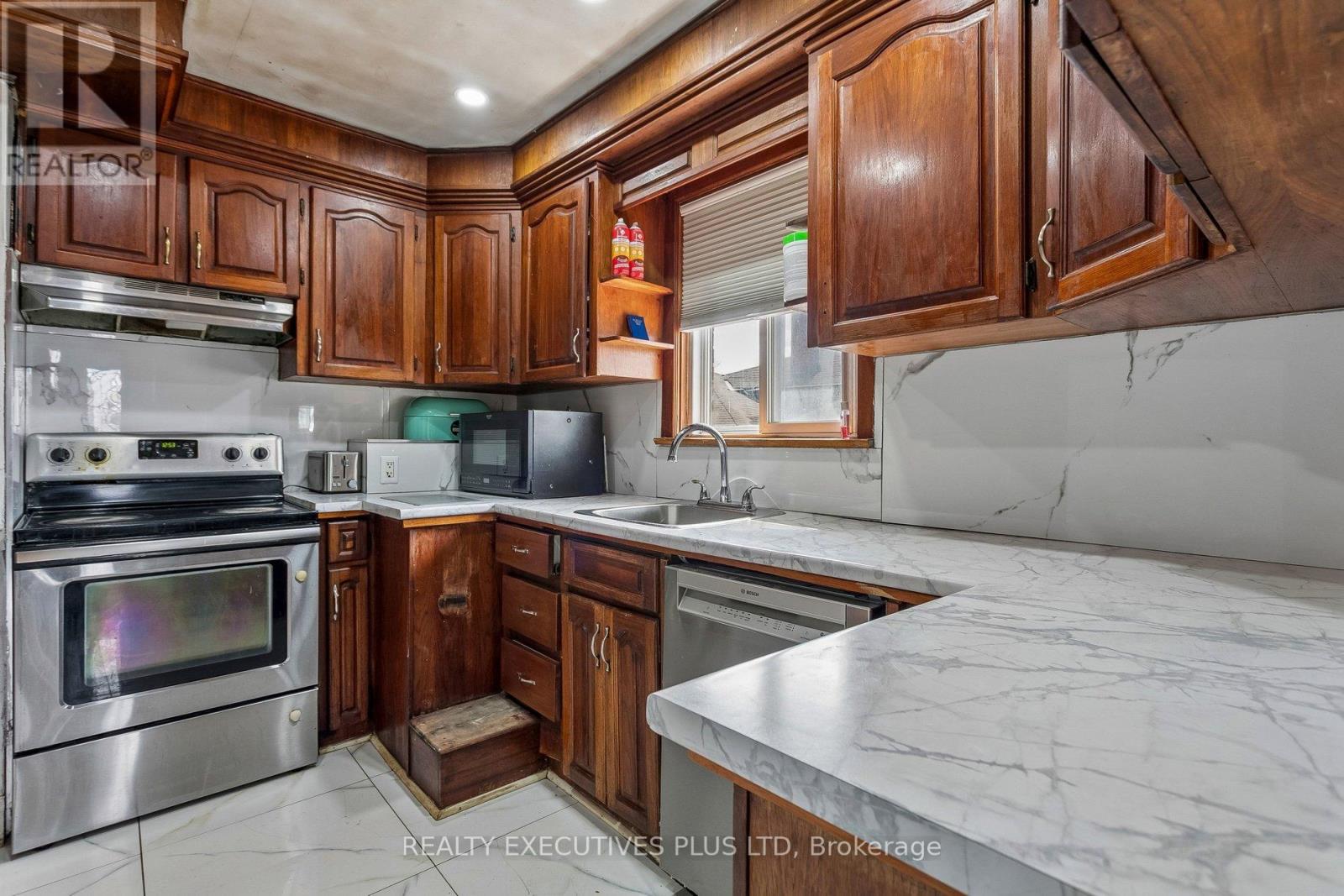 15 Dittmer Crescent, Toronto, Ontario  M9W 4P7 - Photo 10 - W12953252