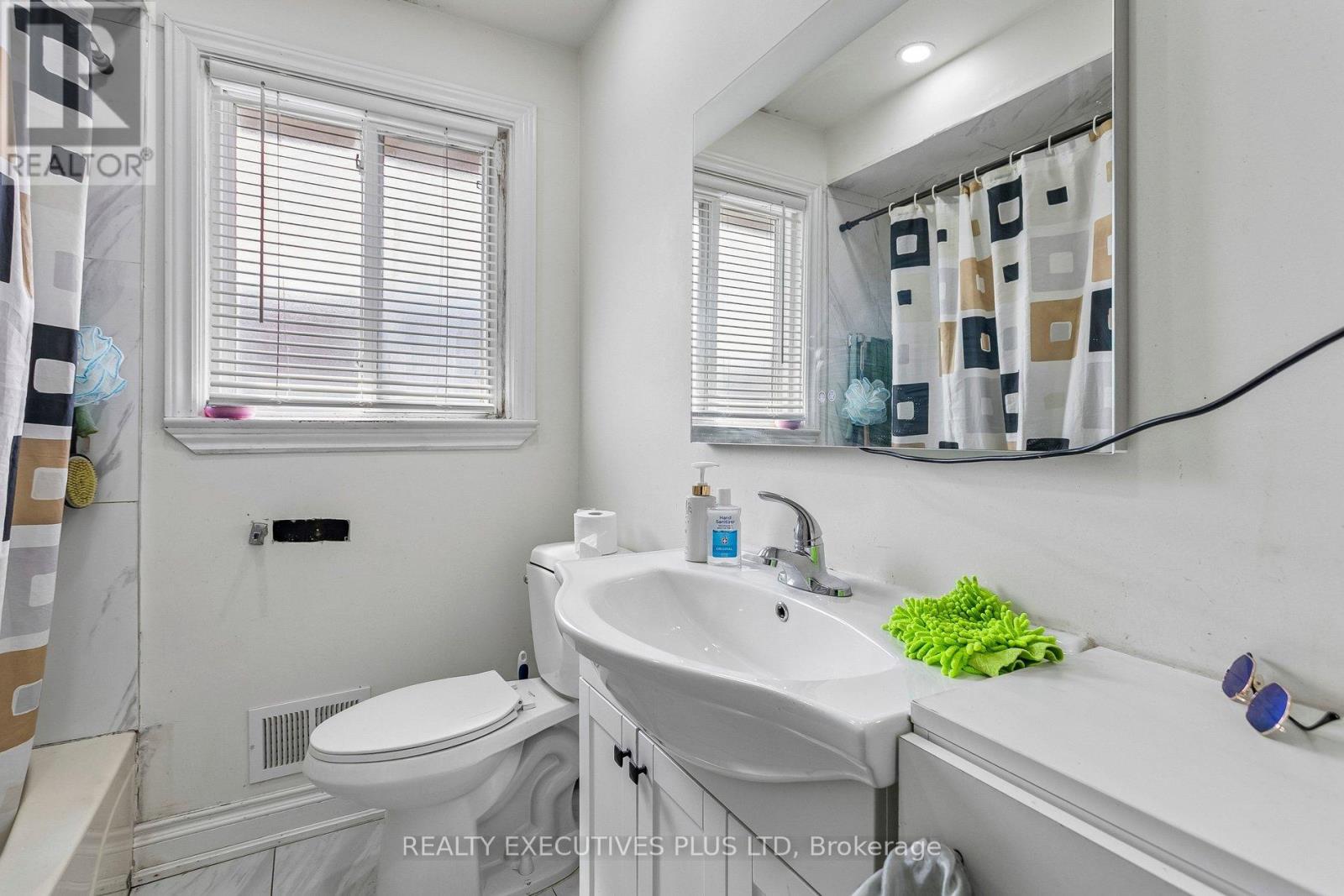 15 Dittmer Crescent, Toronto, Ontario  M9W 4P7 - Photo 13 - W12953252