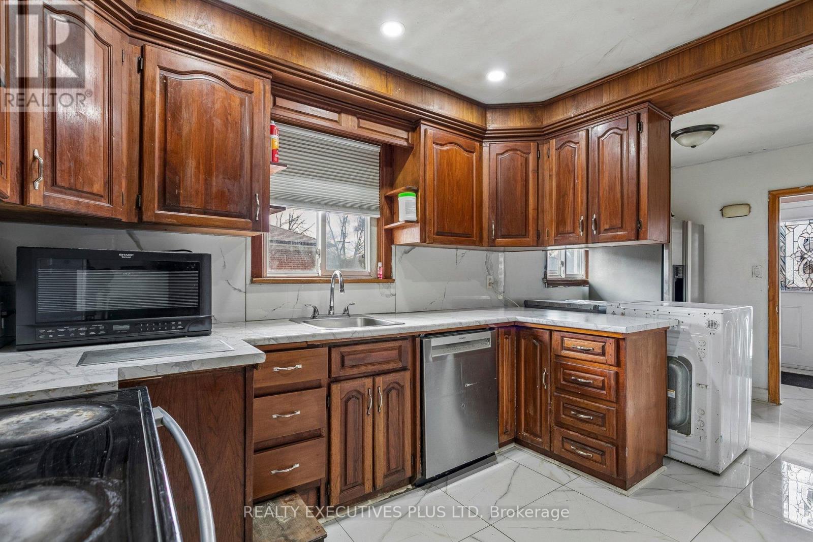 15 Dittmer Crescent, Toronto, Ontario  M9W 4P7 - Photo 9 - W12953252