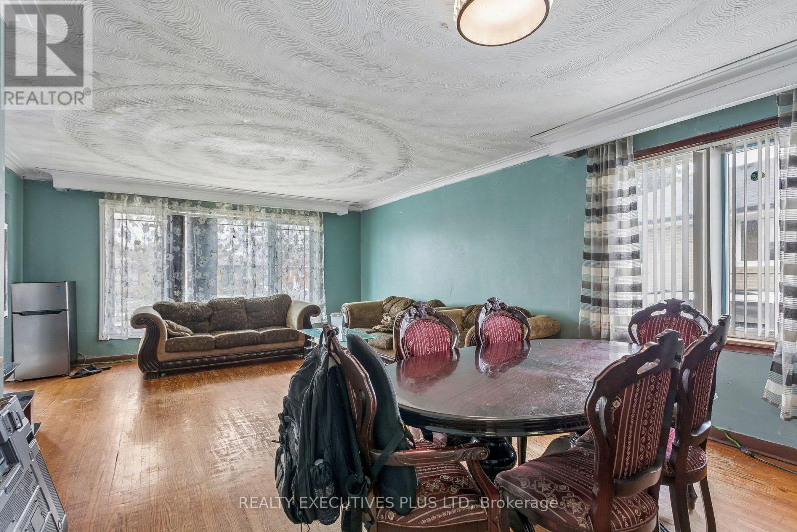 15 Dittmer Crescent, Toronto, Ontario  M9W 4P7 - Photo 7 - W12953252