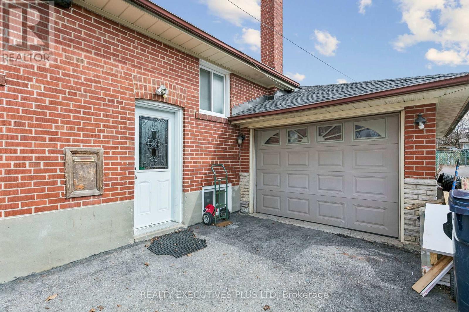 15 Dittmer Crescent, Toronto, Ontario  M9W 4P7 - Photo 32 - W12953252