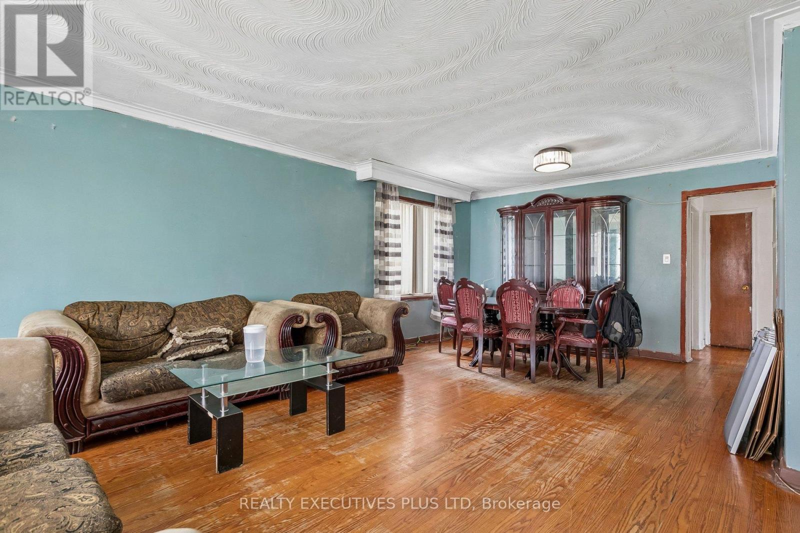 15 Dittmer Crescent, Toronto, Ontario  M9W 4P7 - Photo 5 - W12953252