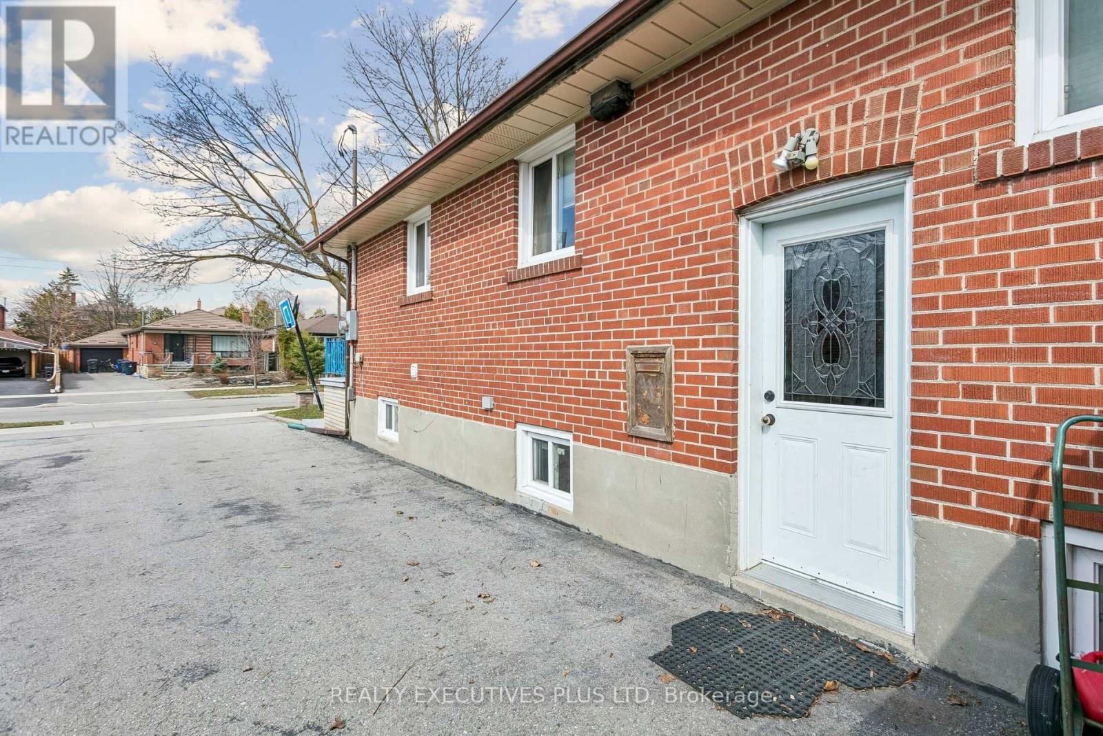 15 Dittmer Crescent, Toronto, Ontario  M9W 4P7 - Photo 31 - W12953252