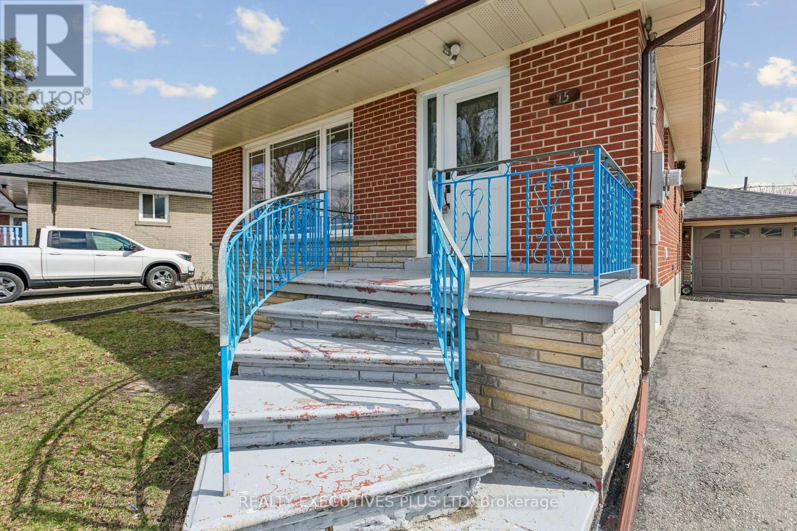 15 Dittmer Crescent, Toronto, Ontario  M9W 4P7 - Photo 2 - W12953252