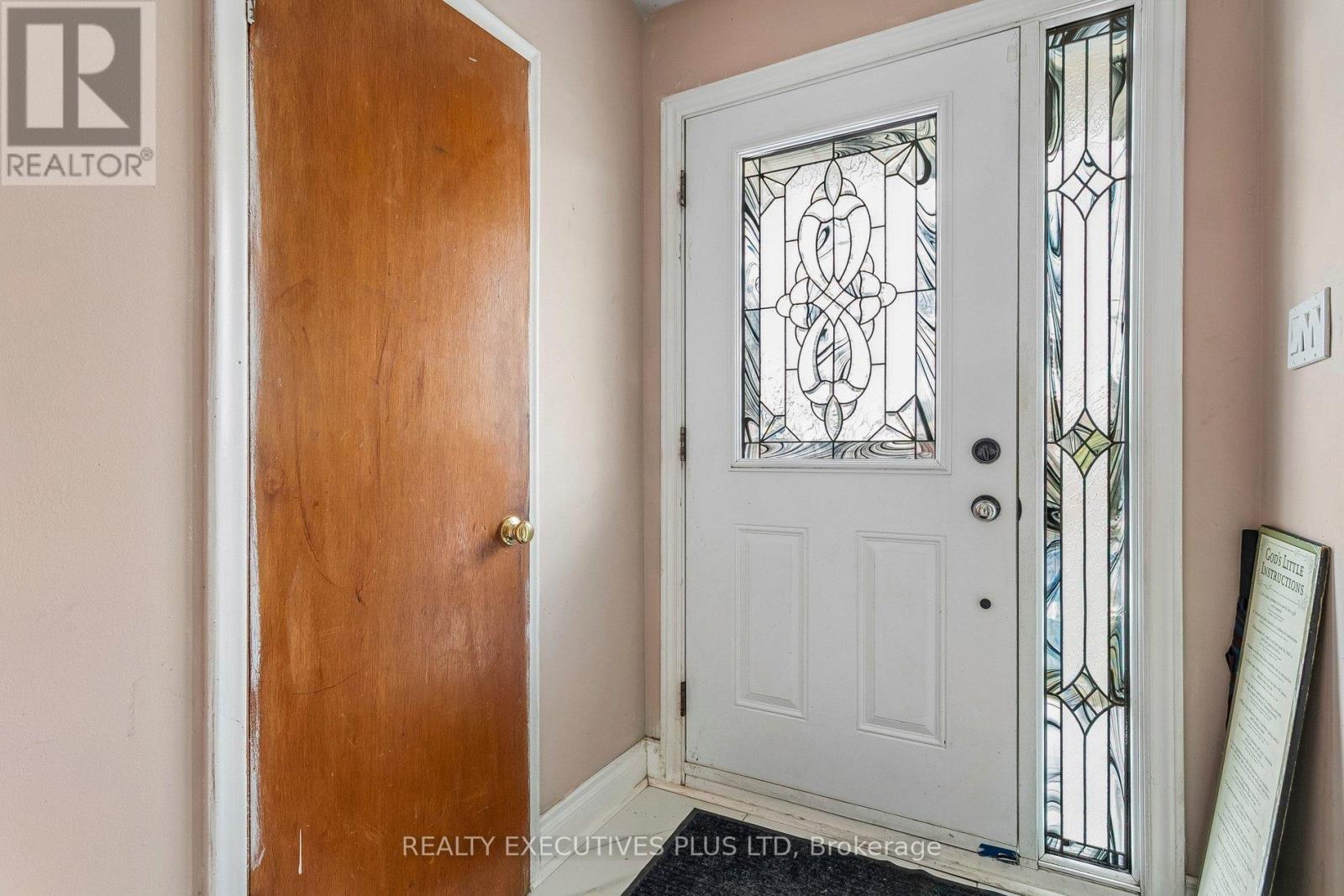 15 Dittmer Crescent, Toronto, Ontario  M9W 4P7 - Photo 4 - W12953252