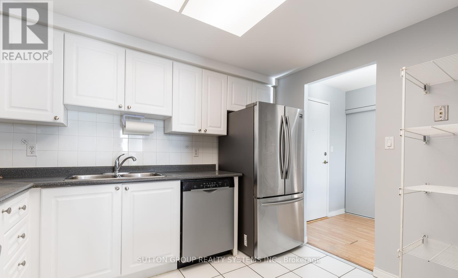 1805 - 135 Hillcrest Avenue, Mississauga, Ontario  L5B 4B1 - Photo 20 - W12962872