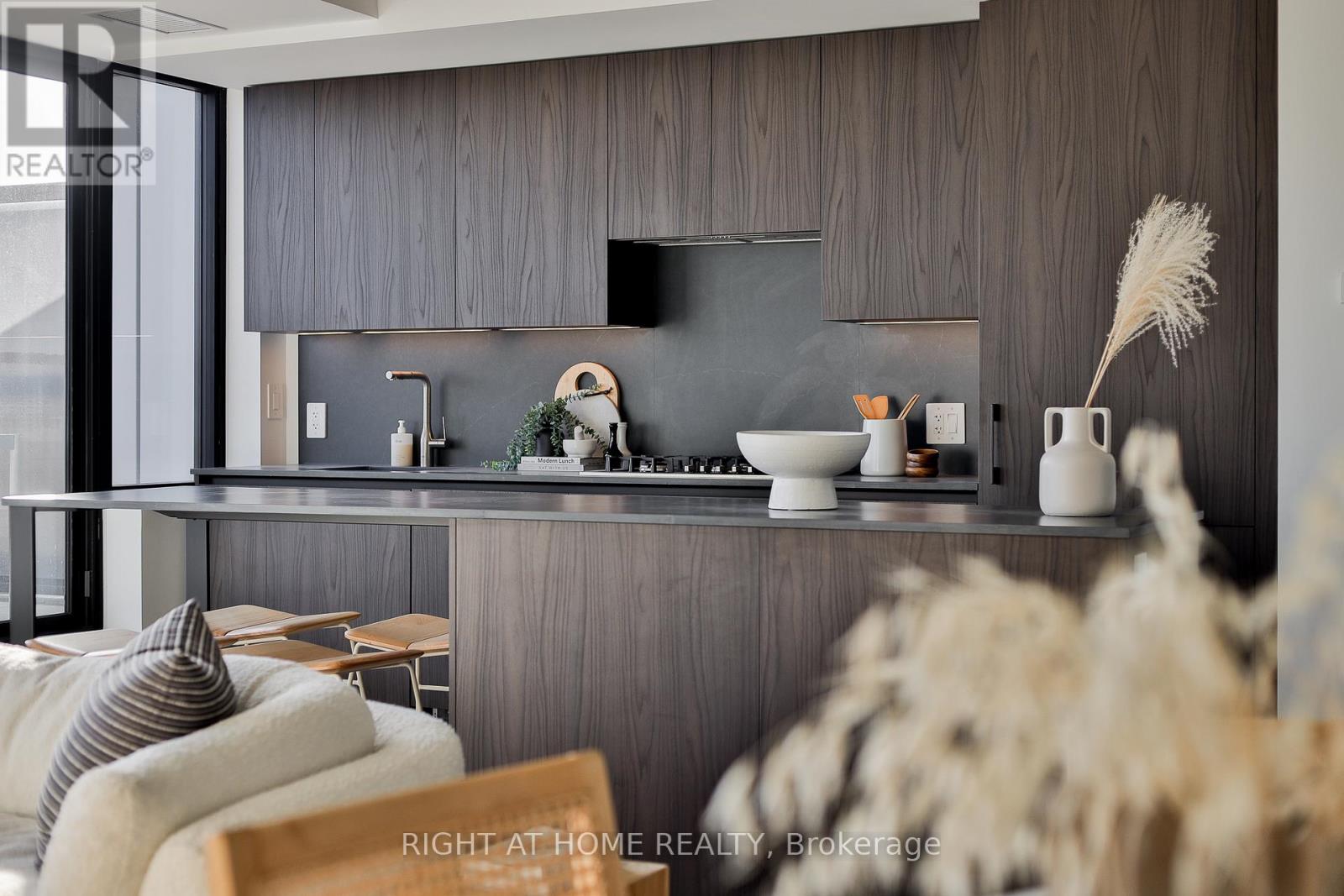 607 - 2720 Dundas Street W, Toronto, Ontario  M6P 1Y2 - Photo 3 - W12962894