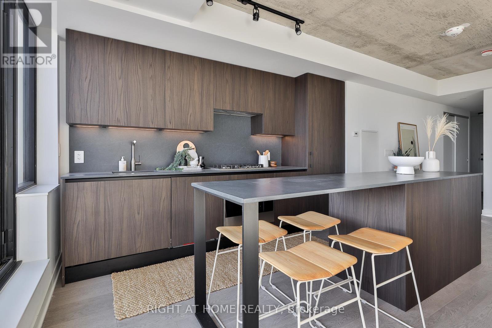 607 - 2720 Dundas Street W, Toronto, Ontario  M6P 1Y2 - Photo 4 - W12962894