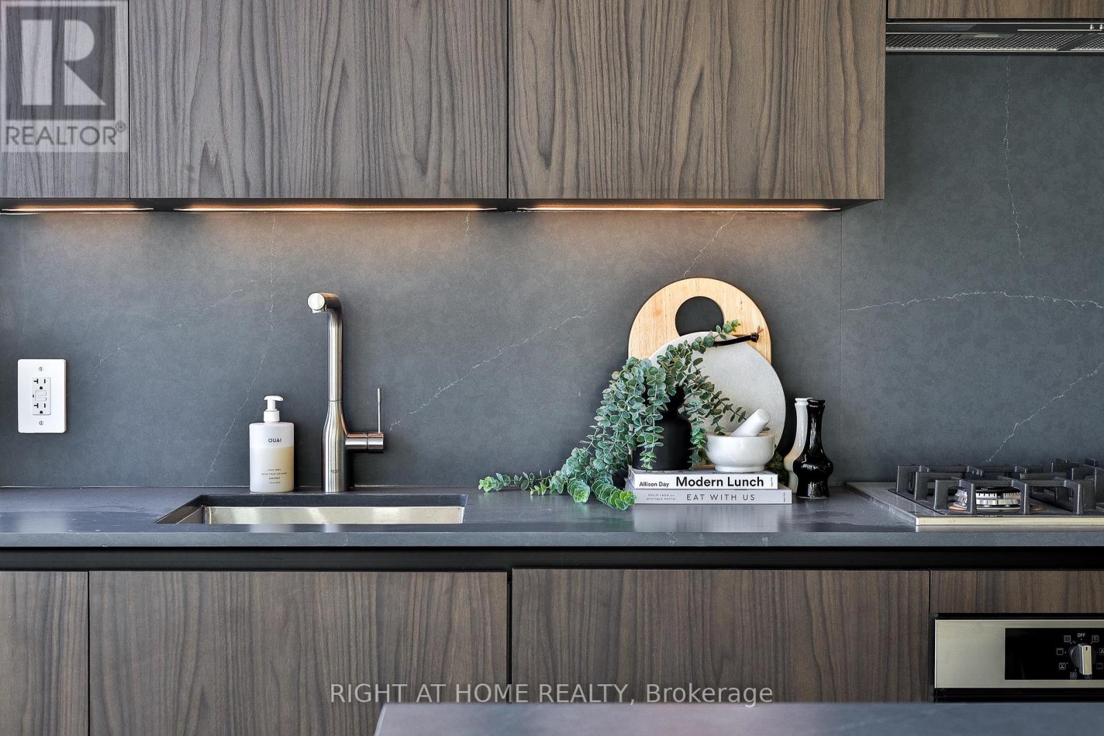 607 - 2720 Dundas Street W, Toronto, Ontario  M6P 1Y2 - Photo 5 - W12962894