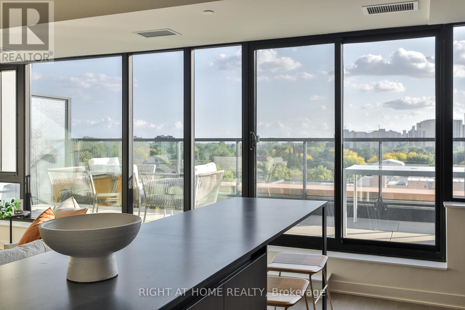 607 - 2720 Dundas Street W, Toronto, Ontario  M6P 1Y2 - Photo 6 - W12962894