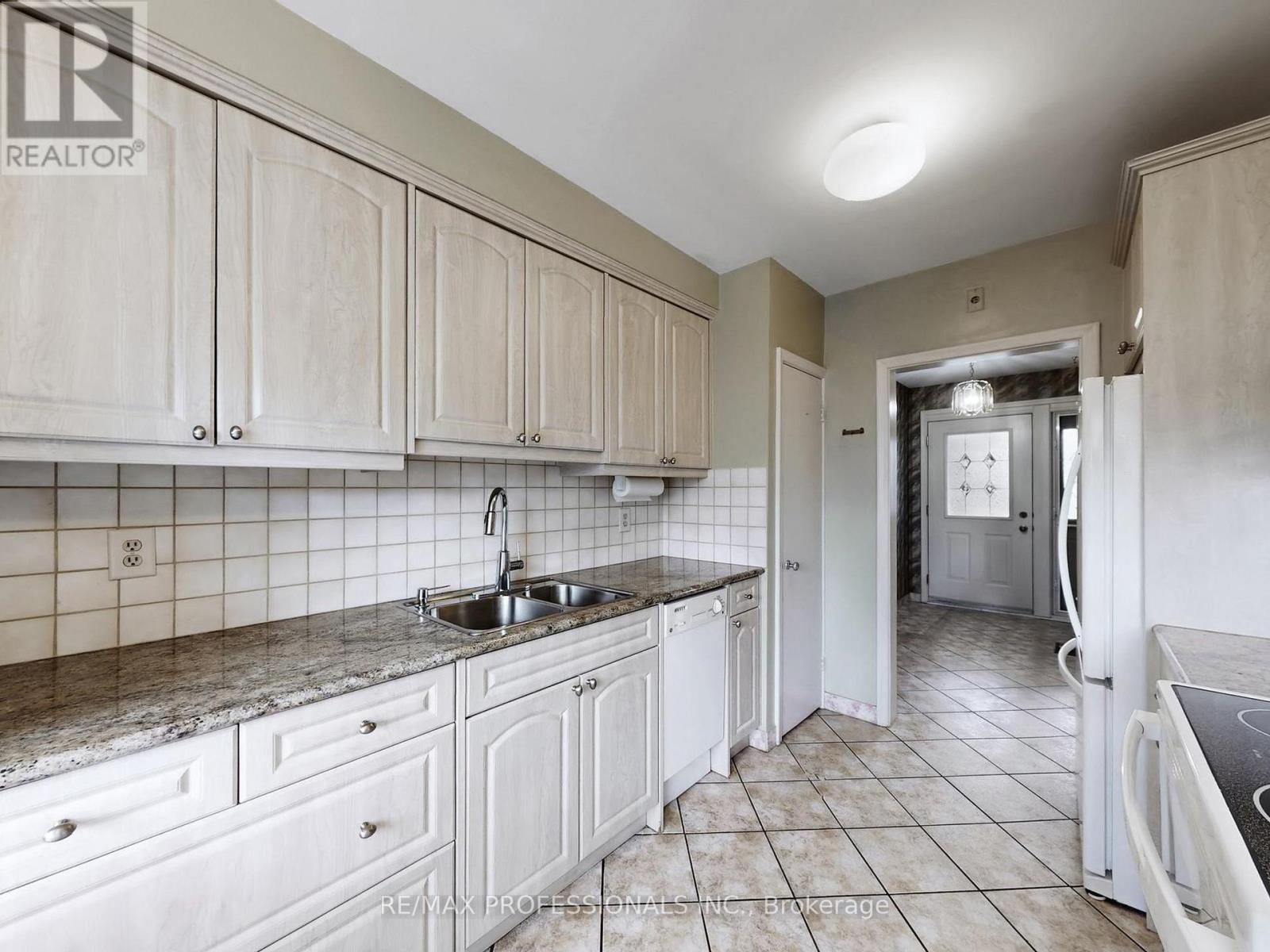 1579 Liveoak Drive N, Mississauga, Ontario  L5E 2X5 - Photo 10 - W12962896