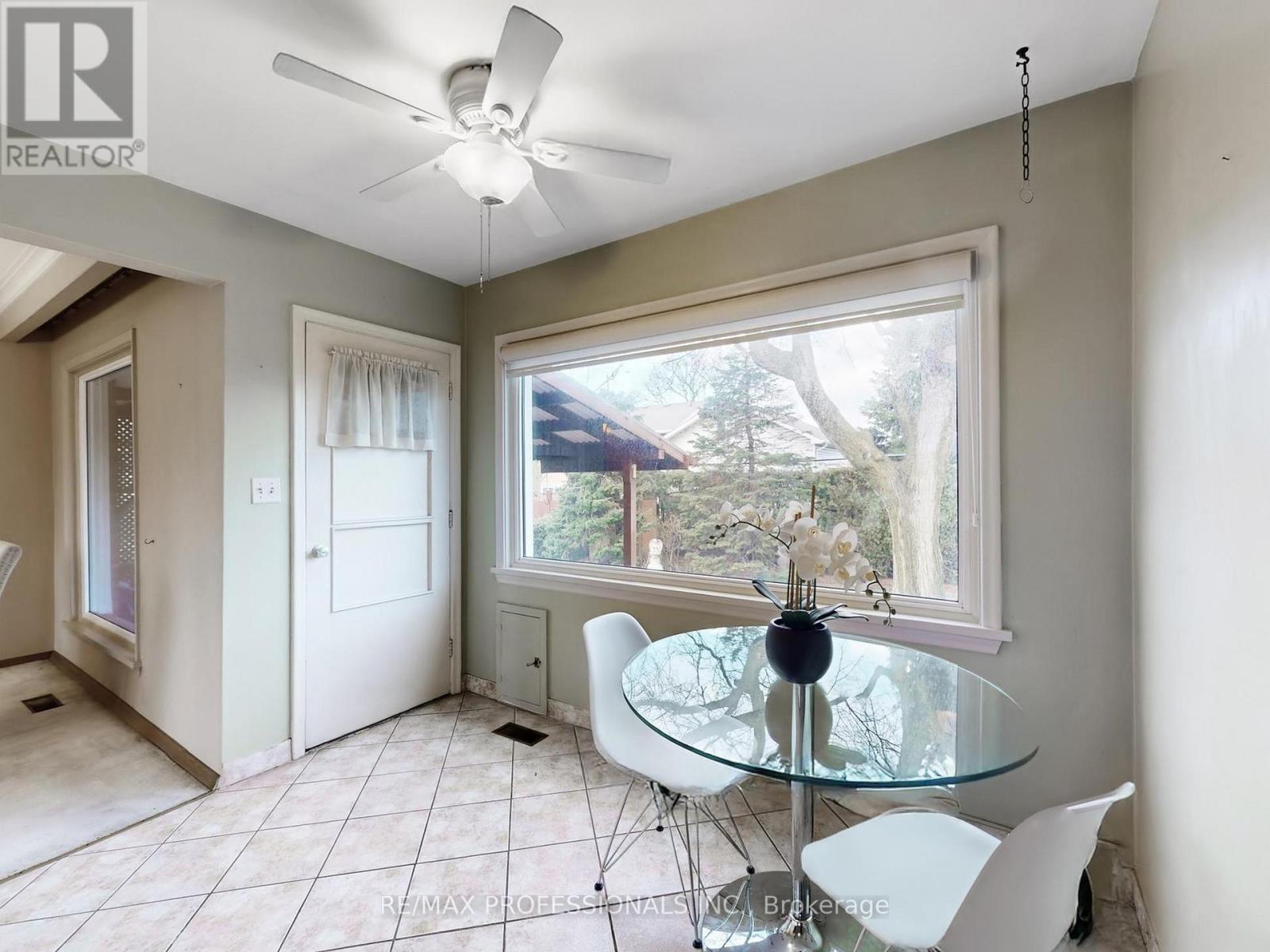 1579 Liveoak Drive N, Mississauga, Ontario  L5E 2X5 - Photo 11 - W12962896